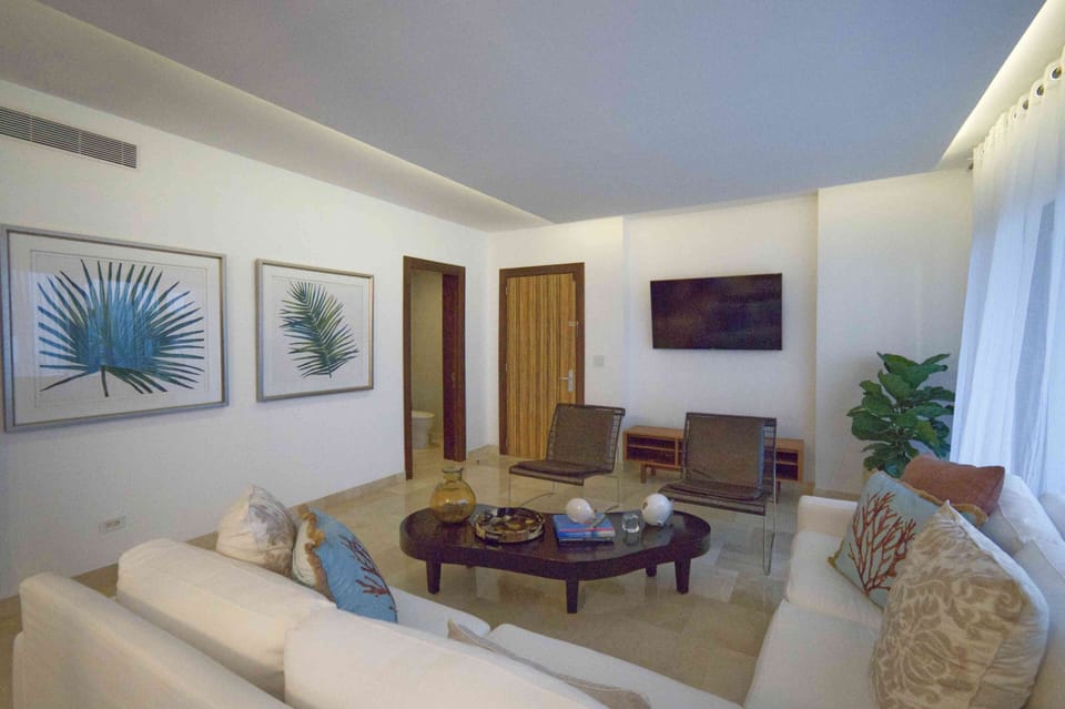 Tastefully decorated apartment with centric location near shops and restaurants (2069)