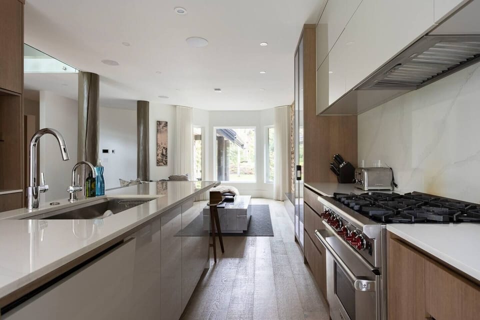 High-end appliances throughout