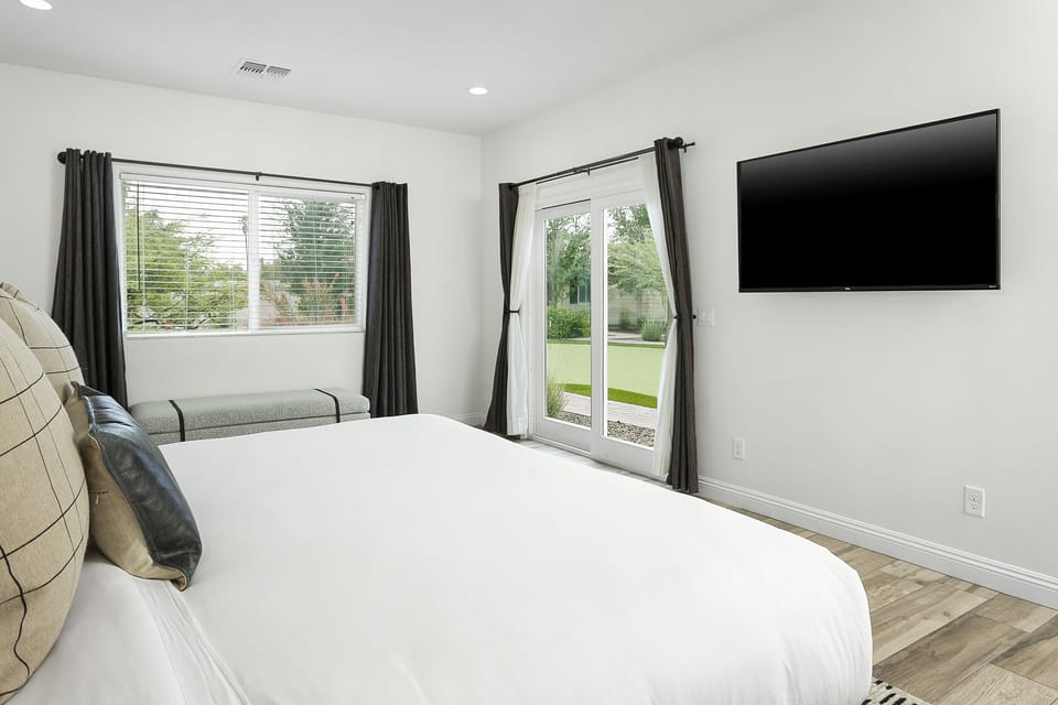Primary Bedroom: king bed with en-suite bathroom and backyard access