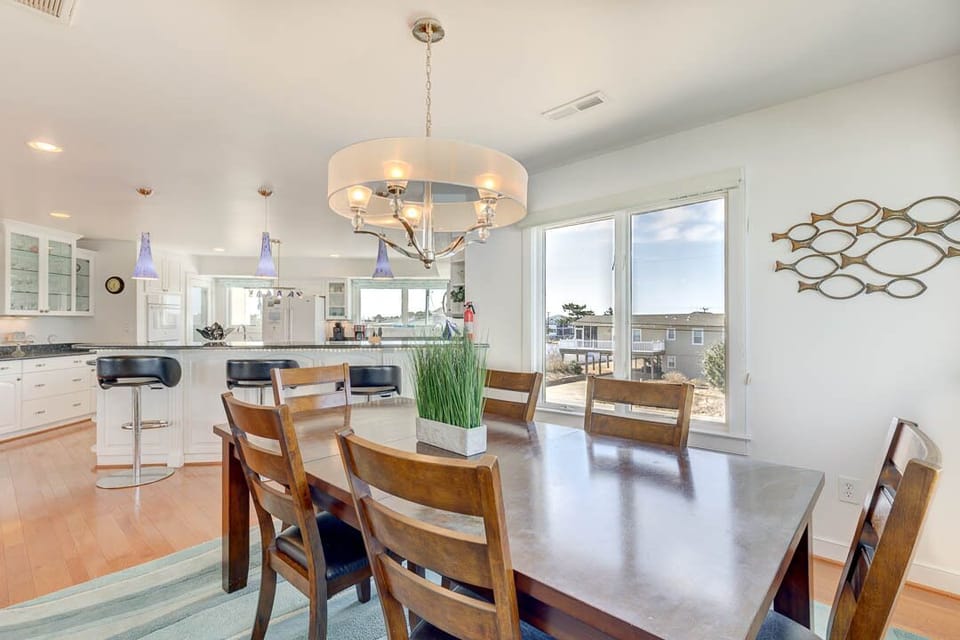Mid-Level Dining Room with Table (seats 6)