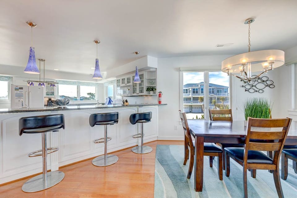 Mid-Level Kitchen with Bar (seats 3)