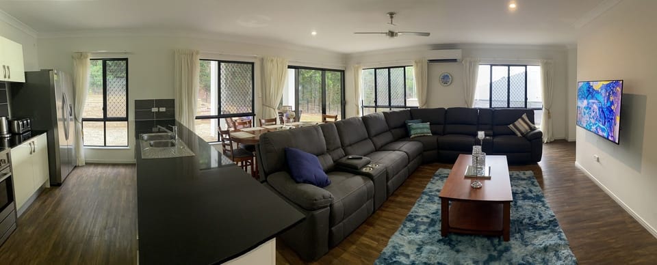 Main Loungeroom, Kitchen & Dining Area