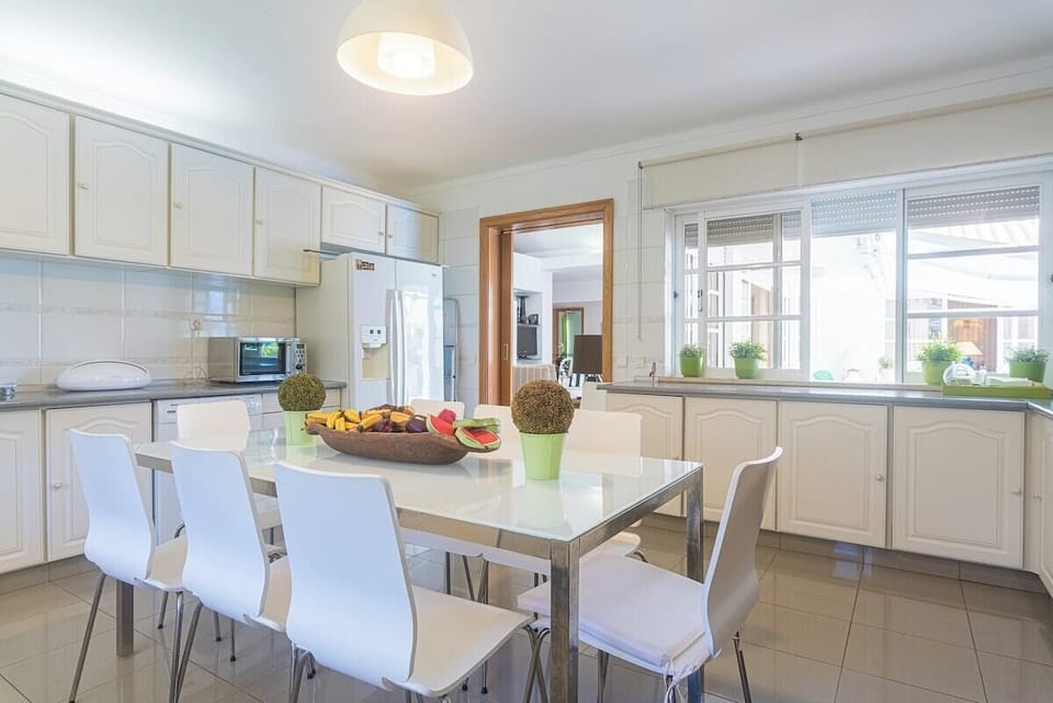 Fully equipped and modern kitchen.