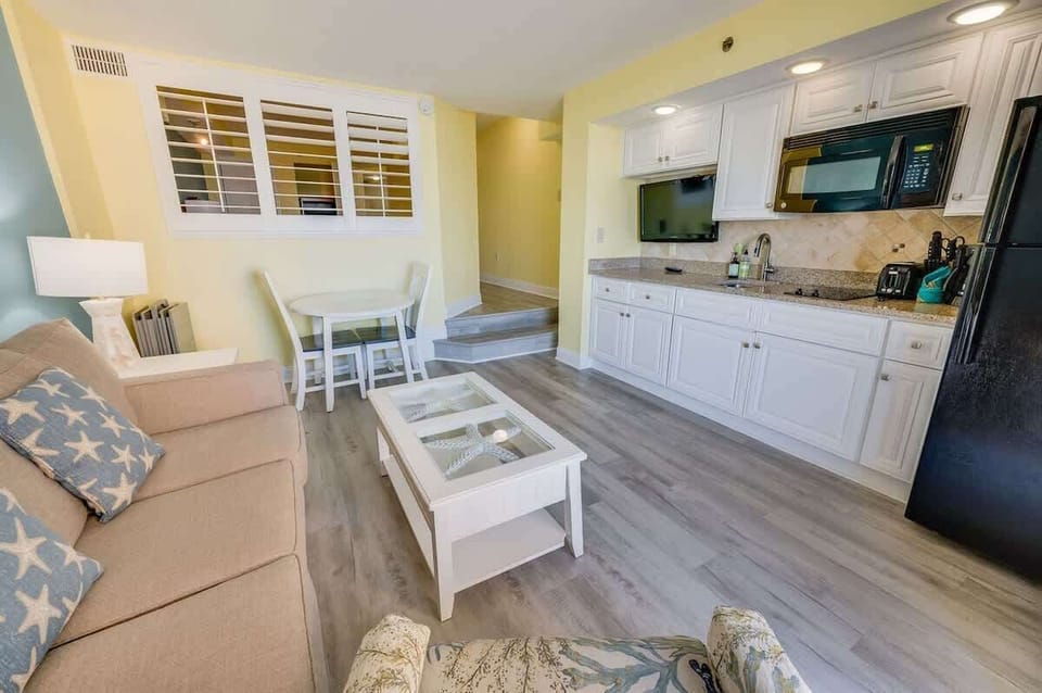 Living Room with Stunning Views☀️