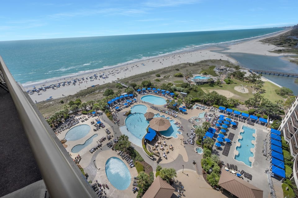Ocean breeze & poolside dreams 🌊☀️
