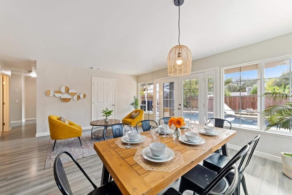 Dining room and sitting area