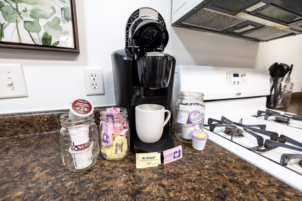 Keurig w/tea+coffee+sugar&sweeteners