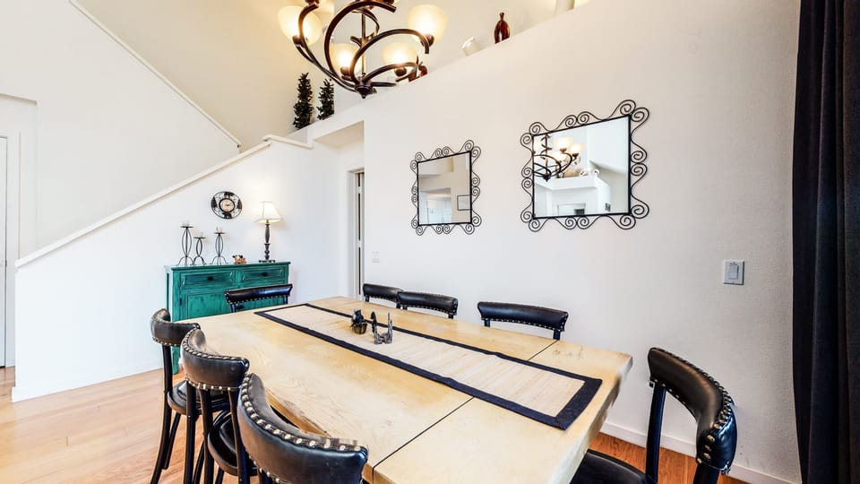 Furniture, Flooring, Hardwood, Living Room, Indoors