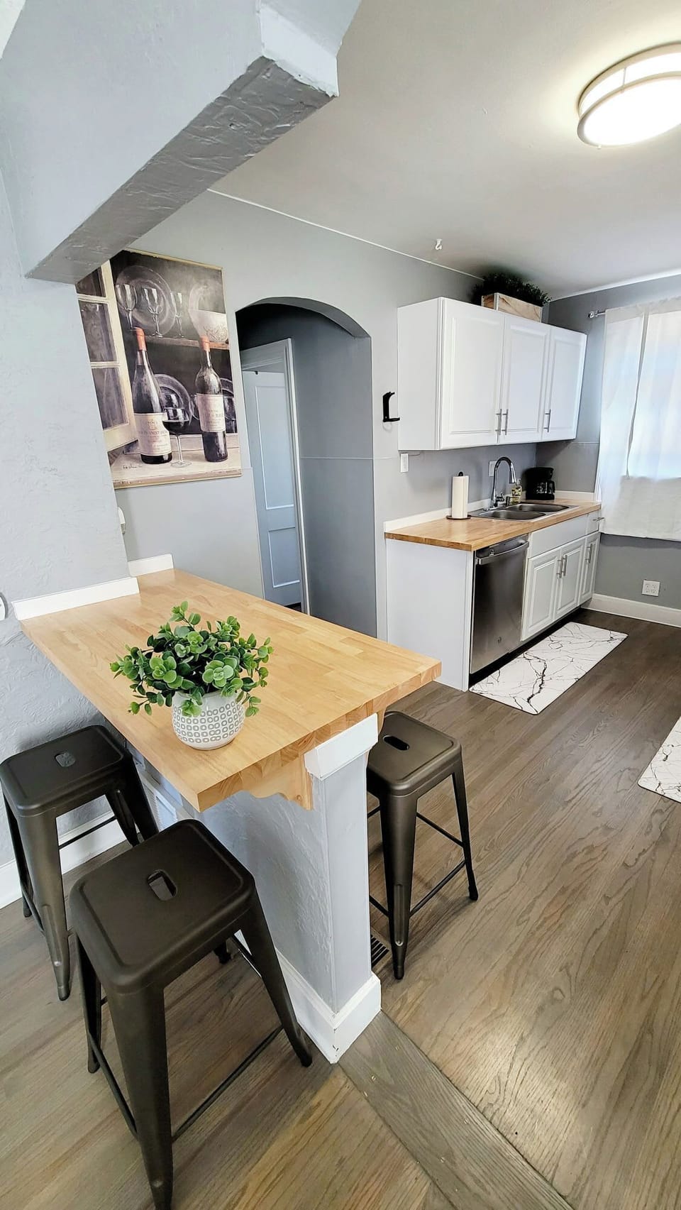 Breakfast bar serves 4, upstairs kitchen dinette seats 4, and downstairs kitchen dinette serves 4.  Total of 12 seats.  