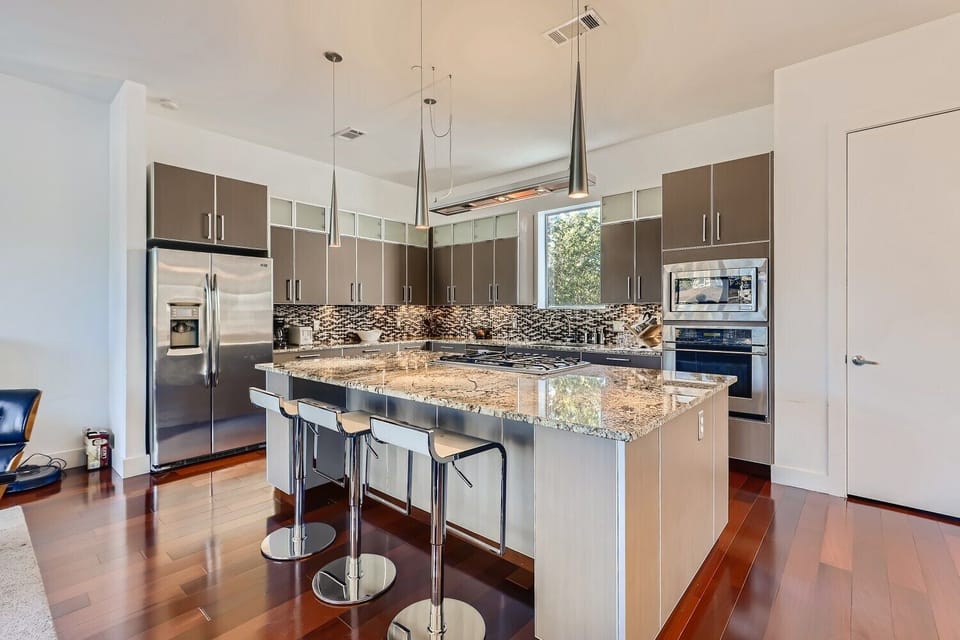 The fully equipped kitchen is great for people who love to cook!