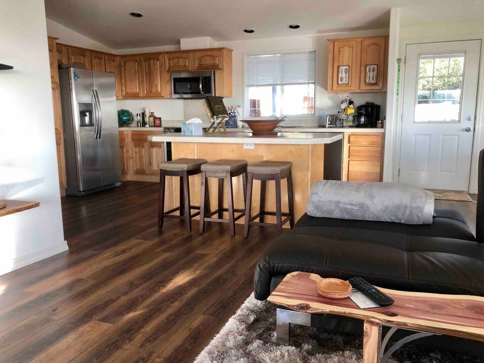 Enjoy a coffee or casual meal at this large chefs kitchen