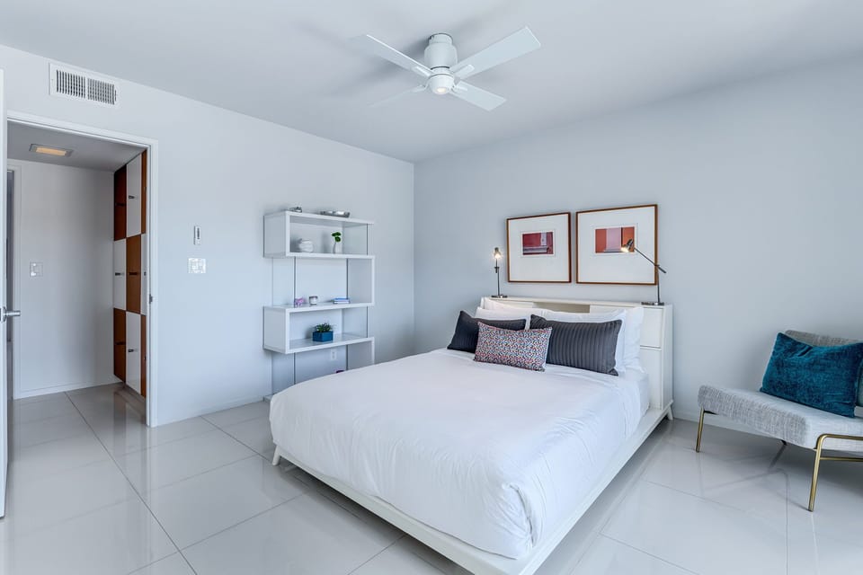 Guest bedroom with Queen bed