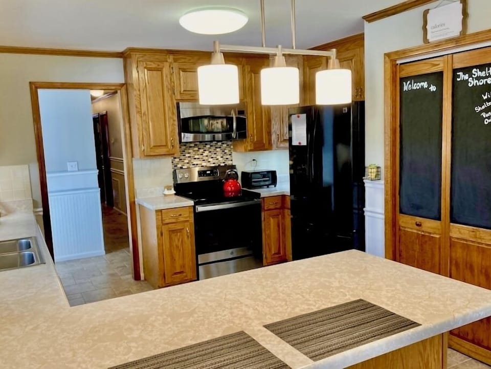 Very well equipped kitchen for cooking up family meals, to eat by the lake.