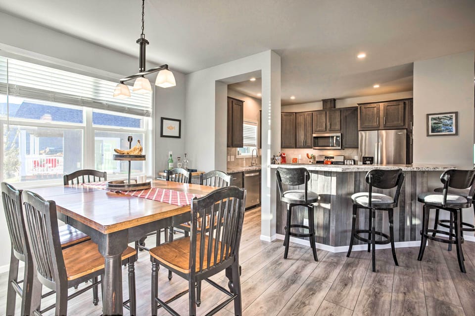 Dining Area | Dishware/Flatware Provided
