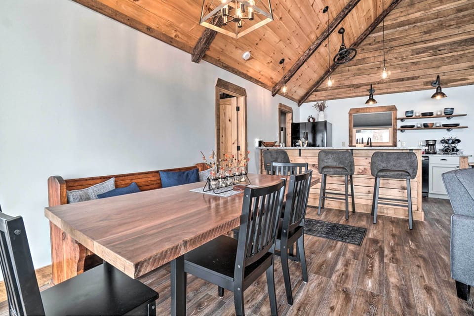 Dining Area | Dishware & Flatware Provided