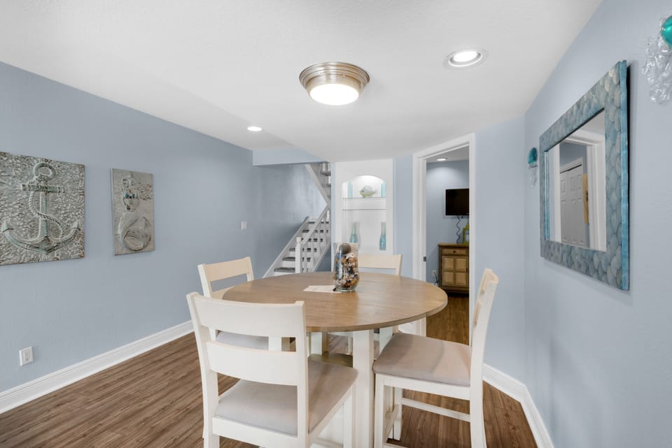 Dining table seats 4