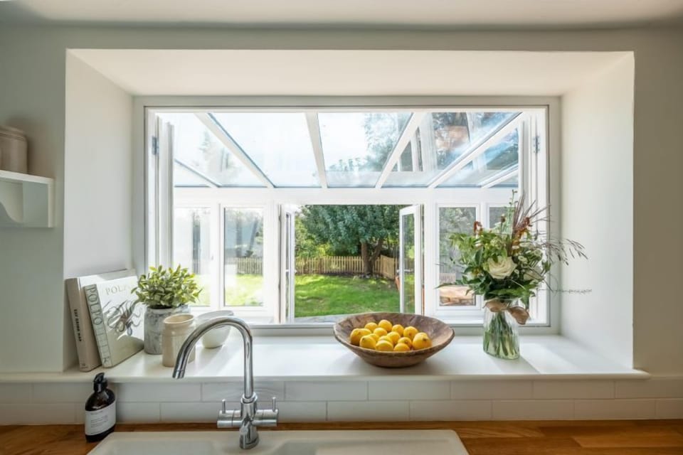 Ground floor: ... and a view to the garden
