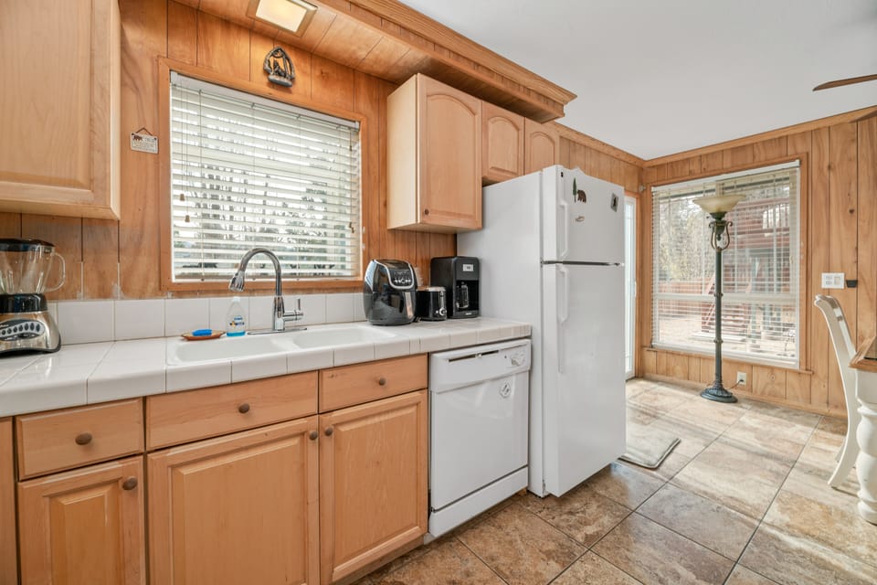 Kitchen. - Adorable kitchen with newer appliances.