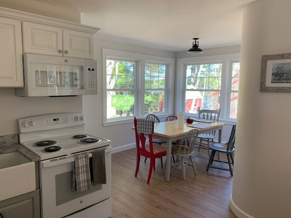 Kitchen, dining room.
