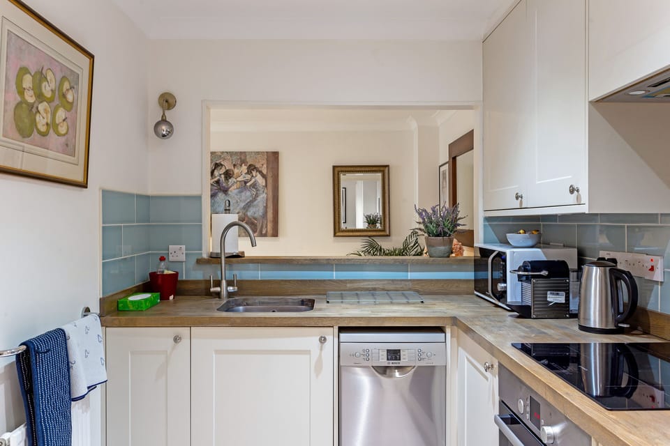 Kitchen with all you need for eating in if you have had enough of eating out !!