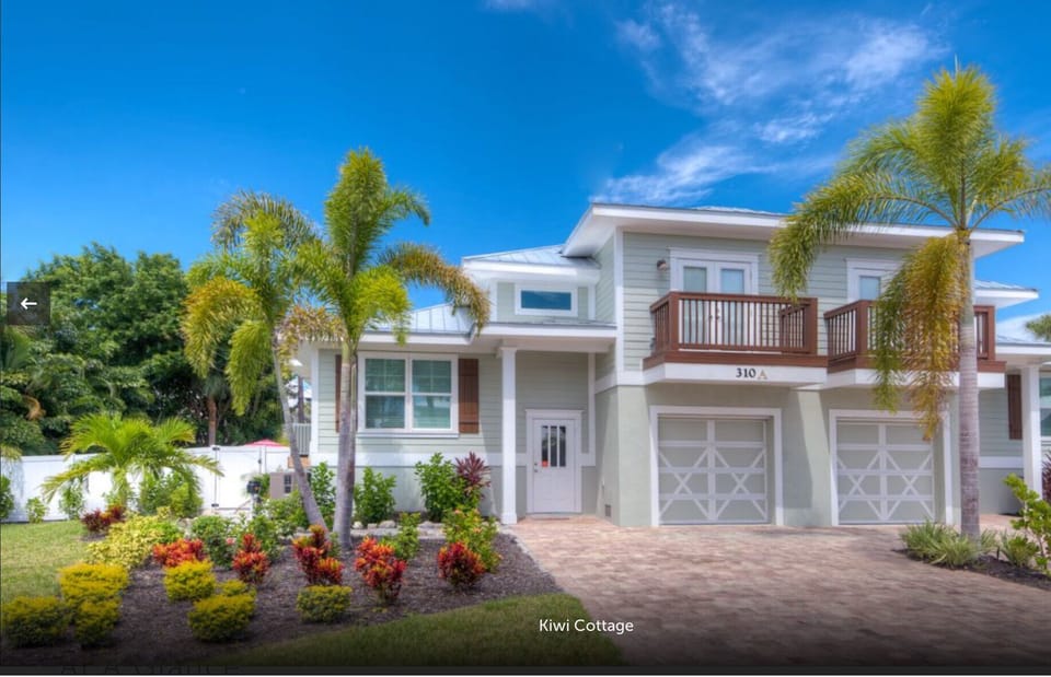 Kiwi Cottage is the left side of a high end Townhouse style duplex
