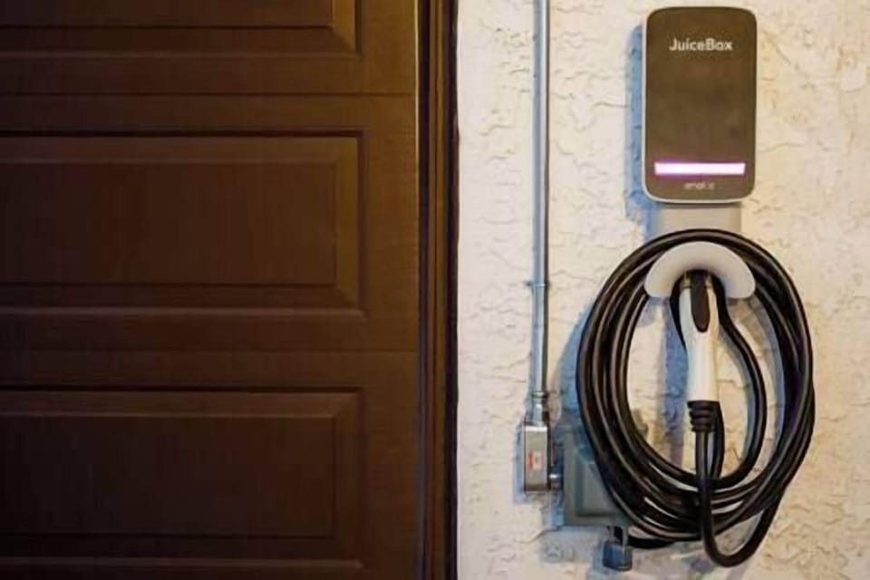 [EV Charger] Level 2 EV charger for fast charging of electric vehicles.