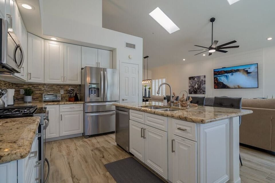 Kitchen: Opens to Family Room