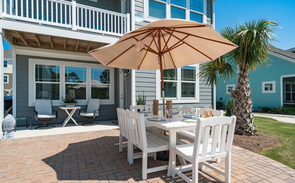 Back terrace with picnic table seats 6