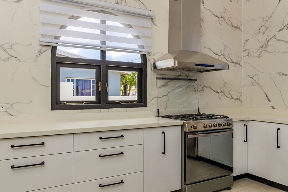Feel the sense of luxury and grandeur in this modern kitchen with a marble wall design.