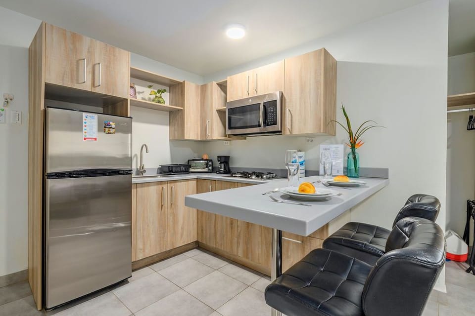 Equipped Kitchen/Kitchen Bar