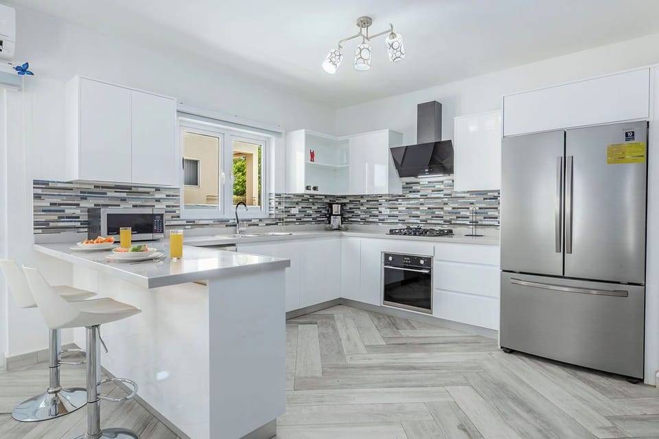 Sleek, bright, and ready for vacation mornings! From the stunning backsplash to the spacious island seating, our full kitchen has everything you need to feel right at home.