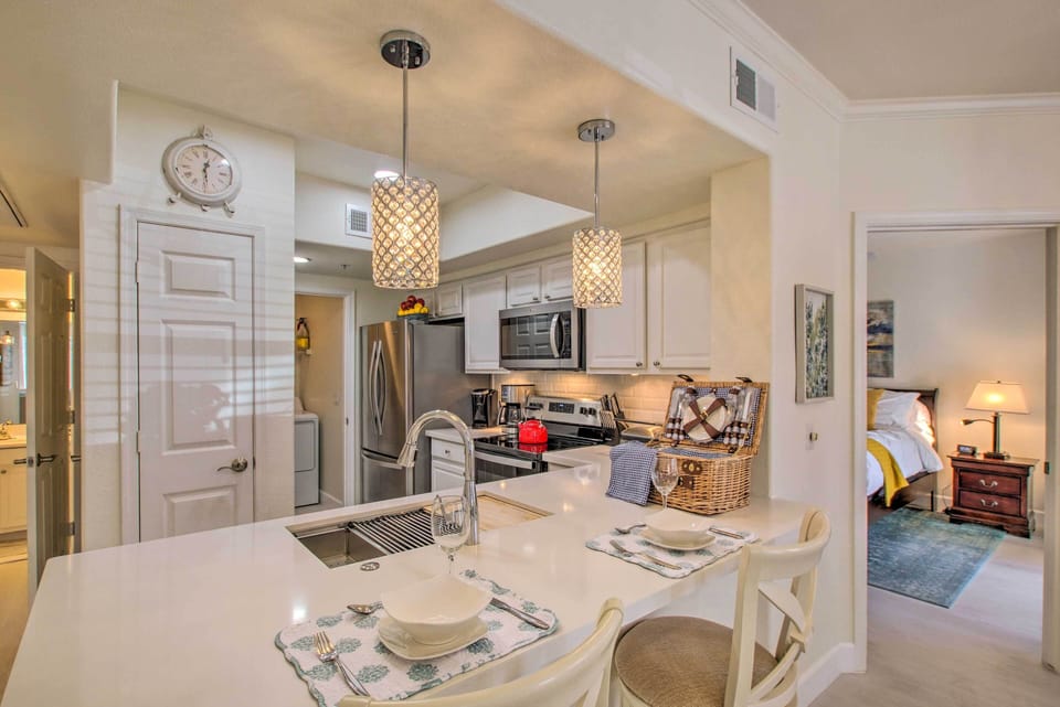 Dining Area & Kitchen