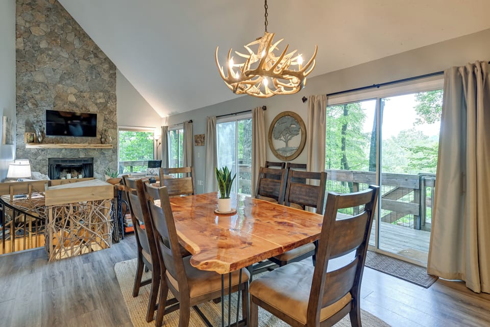 Dining Area | Dishes & Flatware Provided