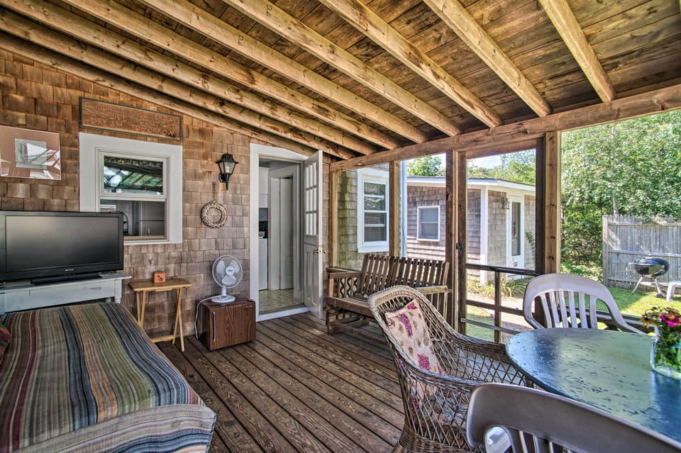 Screened Porch | Queen Futon | Outdoor Dining Set