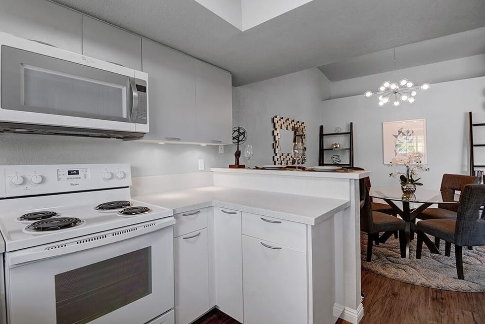 KITCHEN REVERSE - Oranj Palm Vacation Homes.jpg