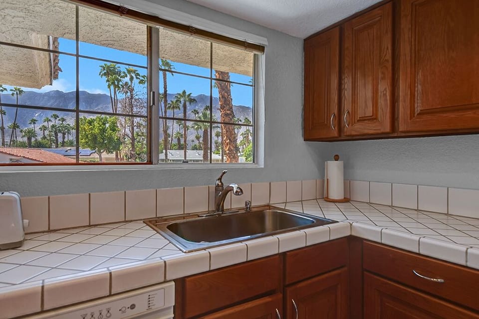 K0472 - KITCHEN VIEWS RS.jpg