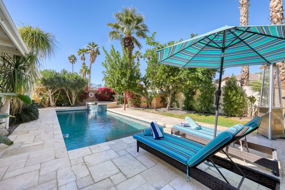 K0529 - Pool Lounge Area