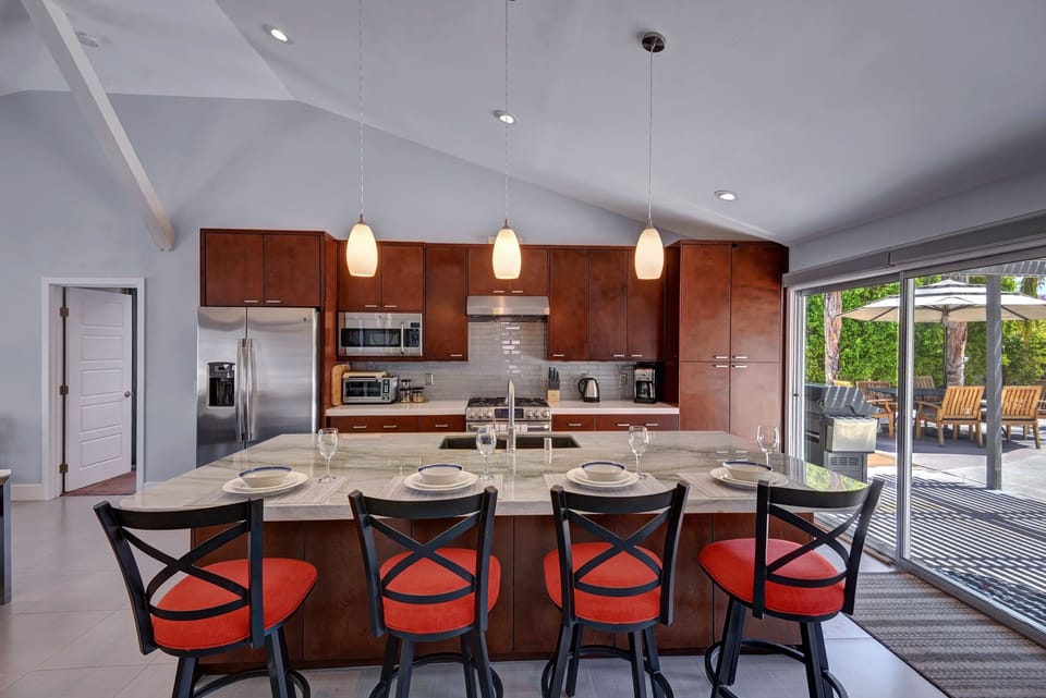 K0542 - 05 - KITCHEN BAR TOP HEAD ON.jpg