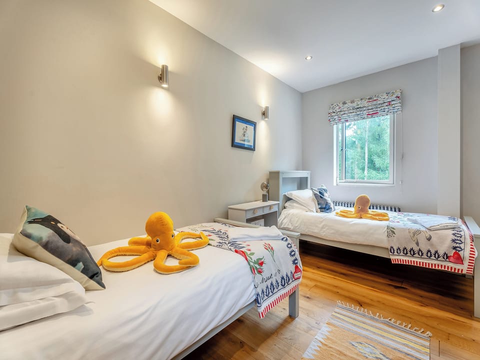Twin bedroom | Ash Hill - Midgham Farm, Ringwood