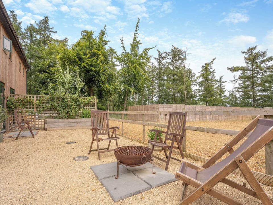 Sitting-out-area | Homewood - Midgham Long Copse, Midgham