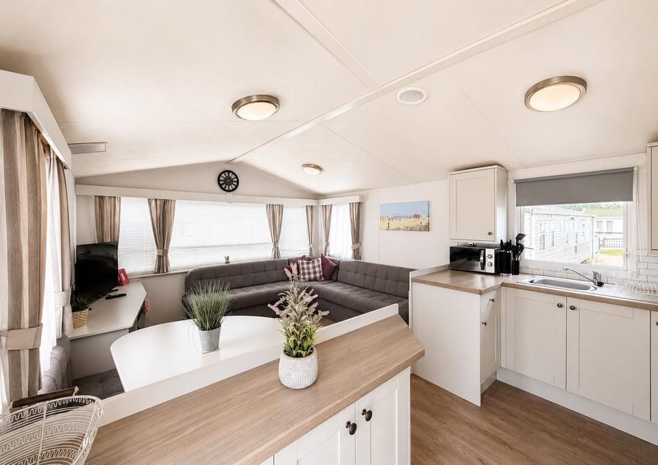 Designed for both convenience and connection, this warm and welcoming space lets you cook, dine, and socialise with your guests with ease.