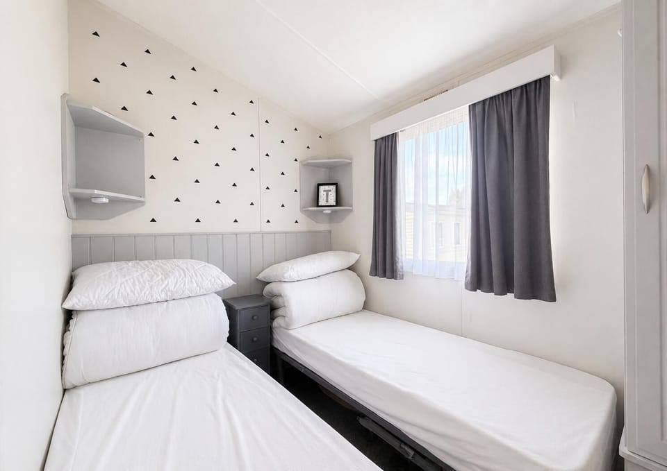 Get ahead of the crowds and start planning your perfect 2026 getaway to the stunning Norfolk coast. Secure your spot at this lodge on Manor Park Holiday Park in Hunstanton, a prime location for exploring sandy beaches and charming seaside towns.