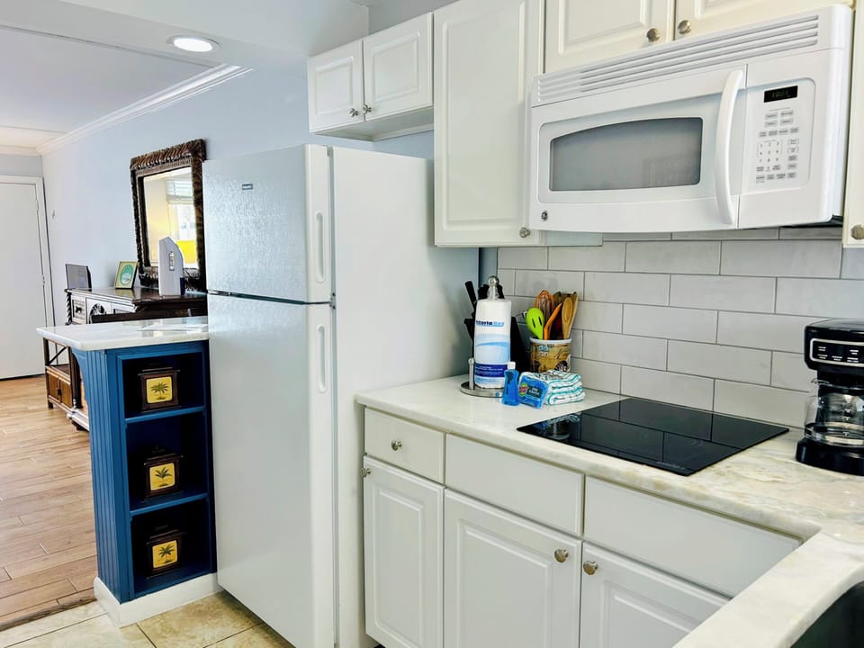 Island Surf #11 Studio Kitchen