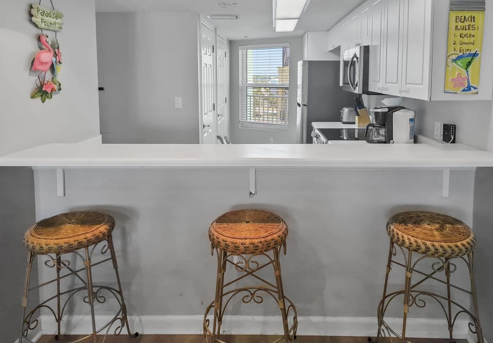 Seacrest 601b Dining Area Extra Seating at Kitchen Bar