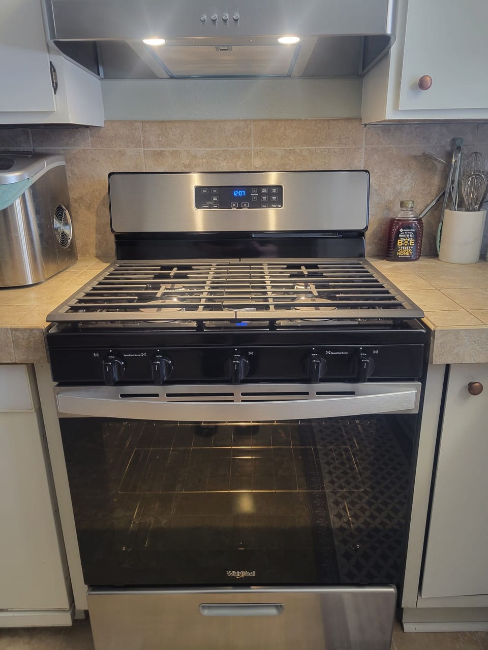 Gas range and range hood