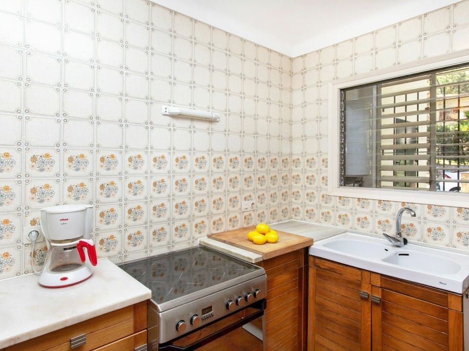 Cabinetry, Property, Countertop, Sink, Furniture, White, Tap, Kitchen, Wood, Plumbing Fixture