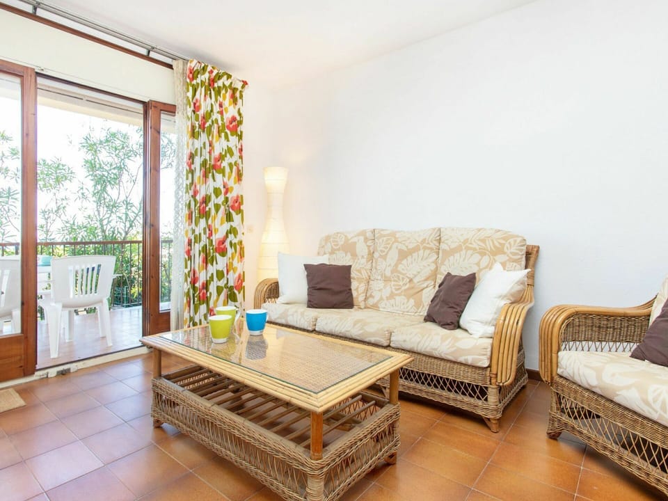 Furniture, Table, Couch, Property, Wood, Window, Comfort, Interior Design, Building, Living Room