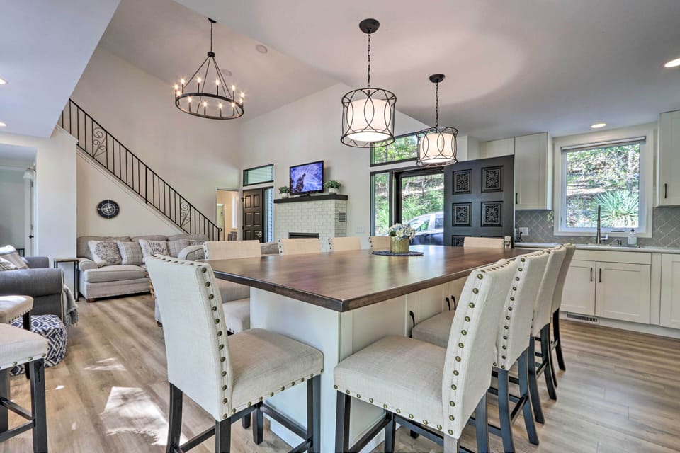 Kitchen & Dining Area | 10-Person Dining Table | Dishware & Flatware Provided