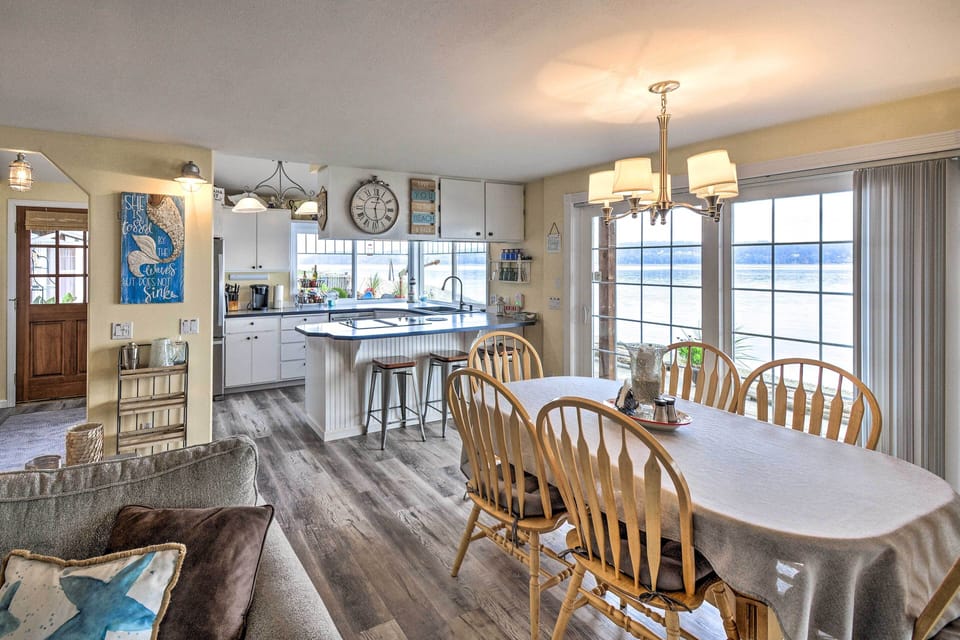 Living Room | High Chair & Booster Seat Available