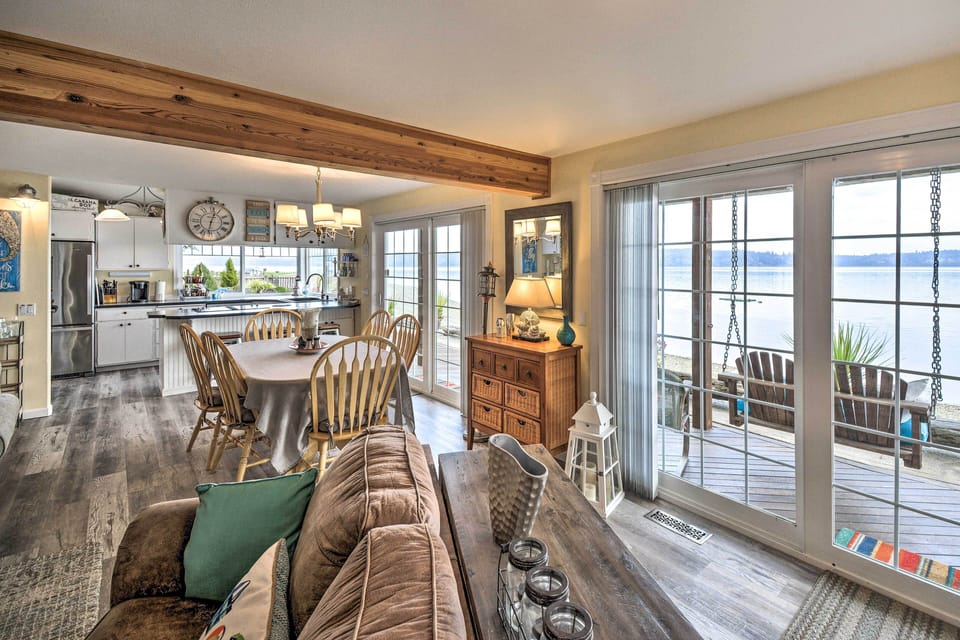 Living Room | Deck Access